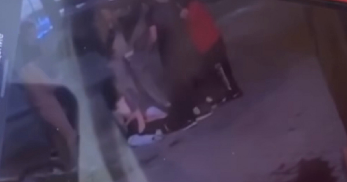 Желіде 8 әйел үш қызды соққыға жыққан видео тарады (ВИДЕО)