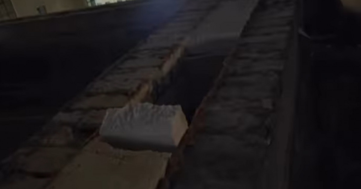 Ақтауда 17 жастағы жеткіншек көпқабатты екі үйдің ортасына құлап түскен