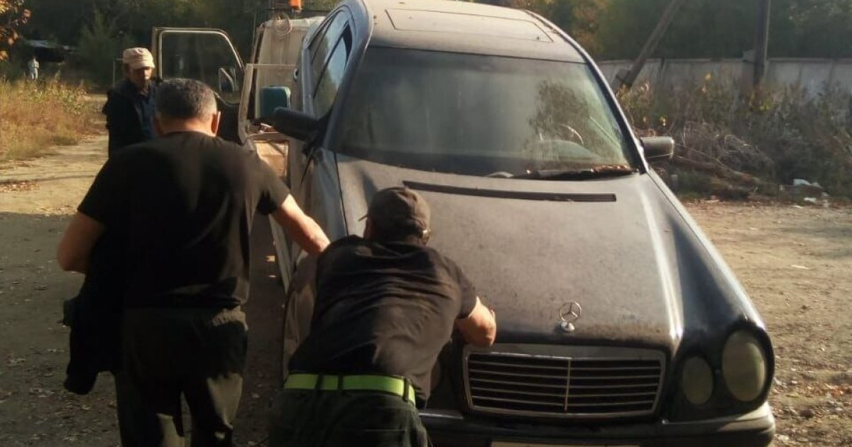 Ақтөбе тұрғыны эвакуатордың көмегімен көлікті ұрлап кеткен