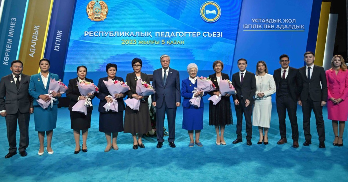 Президент 7 мұғалімге «Қазақстанның еңбек сіңірген ұстазы» құрметті атағын берді