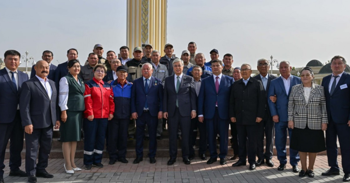 Мемлекет басшысы «Еңбек аллеясында» еңбек адамдарымен жүздесті