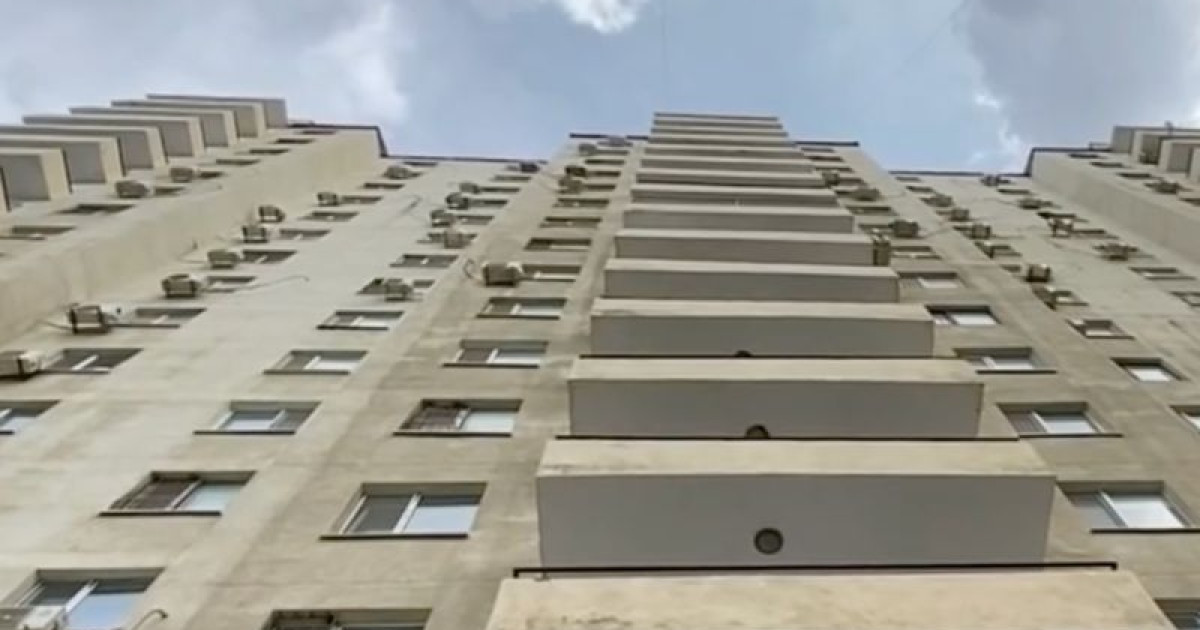 Ақтауда 16 жастағы қыз көпқабатты үйдің төбесінен құлап, қайтыс болды