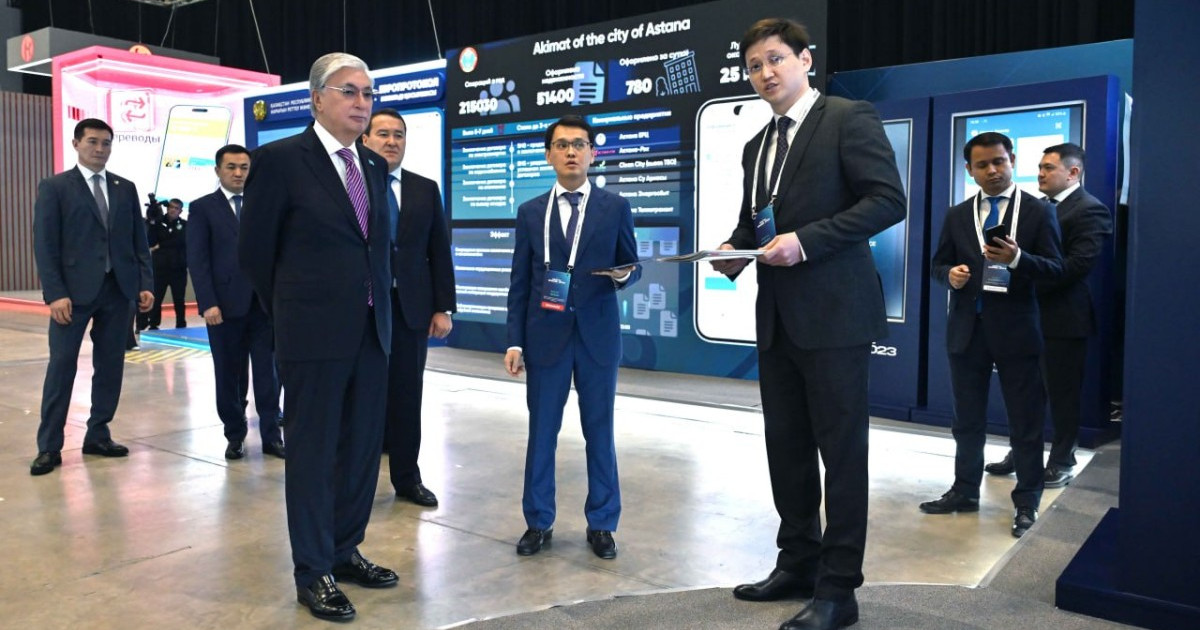 Қасым-Жомарт Тоқаев Digital Bridge форумы аясында ұйымдастырылған көрмеге барды