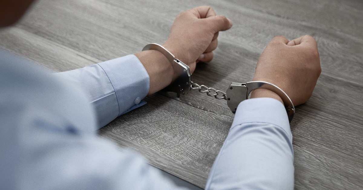 Түркістан облысында ер адам дәрігерге пышақ ала жүгірген