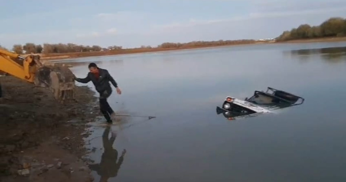 Атырауда көлік өзенге батып, екі адам мерт болды
