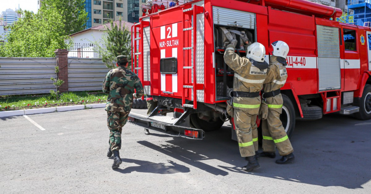 Шымкенттік өрт сөндірушілер жанып жатқан пәтерден екі баланы құтқарды