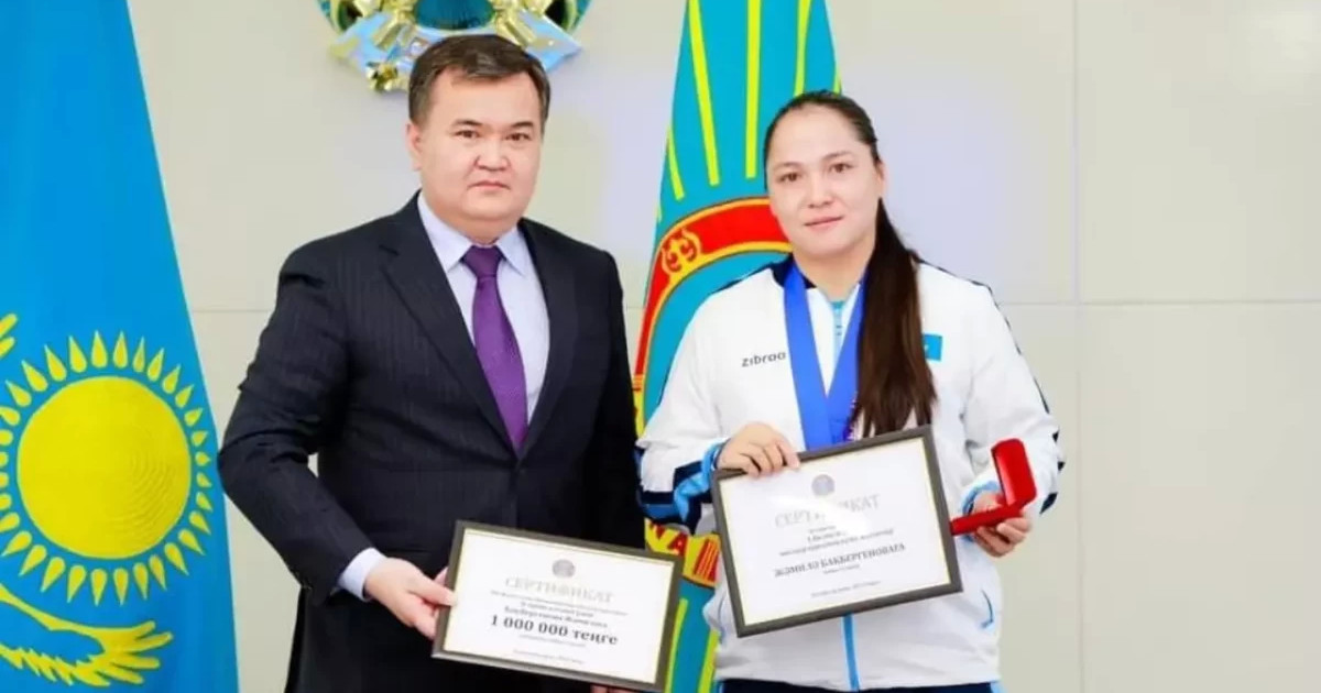 Жәмила Бақбергеноваға пәтер кілтін сыйлады