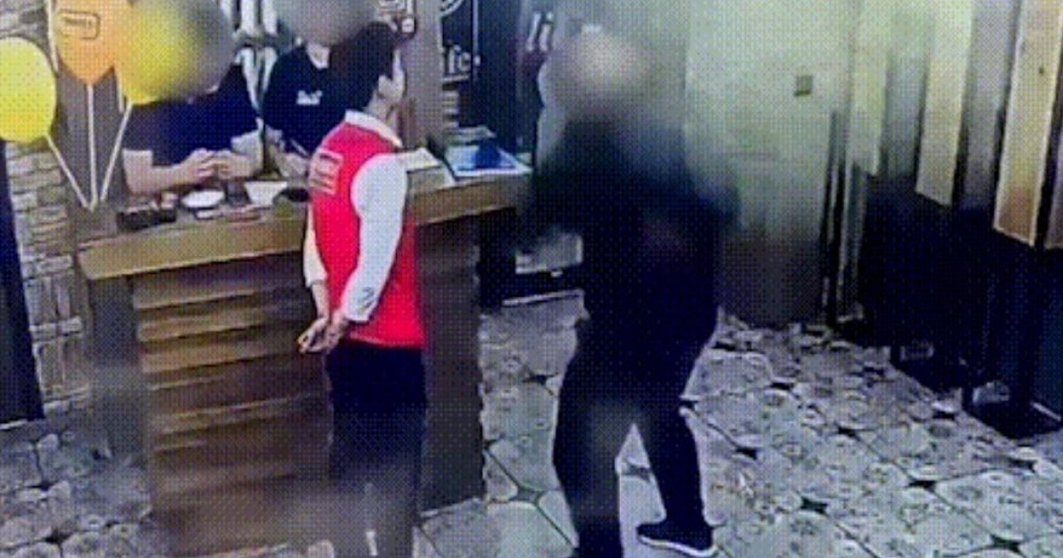 Ақтөбеде ер адам мейрамхана қызметкеріне қол жұмсады (ВИДЕО)