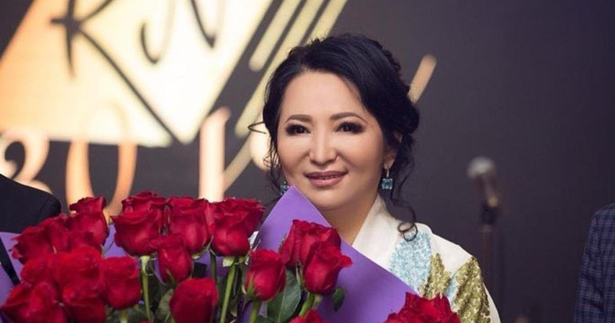 «Туфлиі Дубайдан, сөмкесі Италиядан»: Гүлзира Айдарбекова келініне әкелген сыйлығын айтып, мақтанды