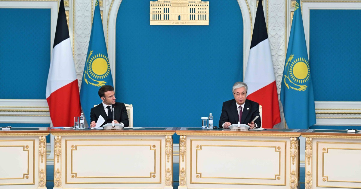 Қасым-Жомарт Тоқаев пен Эмманюэль Макрон БАҚ өкілдері үшін брифинг өткізді