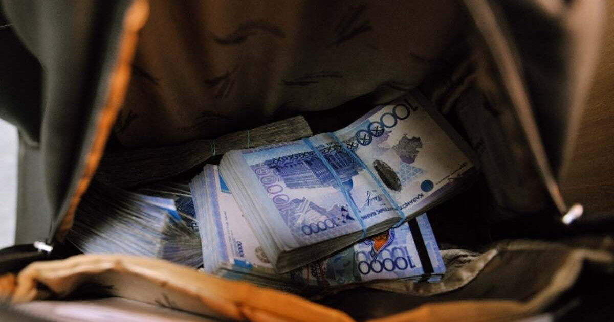 Елордалық екі тұрғын көліктен 9 млн теңге ұрлаған