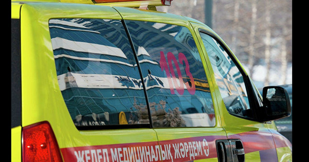 Өскеменде ер адам көпқабатты үйдің шатырынан құлап кетті