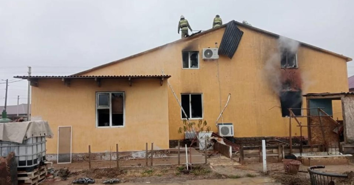 Атырауда өртеніп жатқан үйден 81 жастағы әже құтқарылды