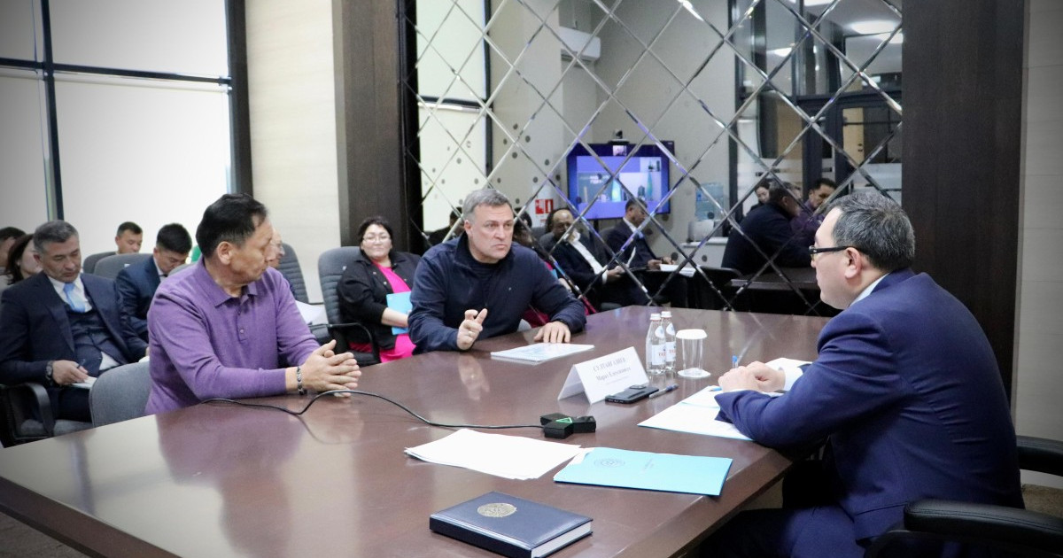 «AMANAT»: Алматы облысының әкімі азаматтарды жеке қабылдады