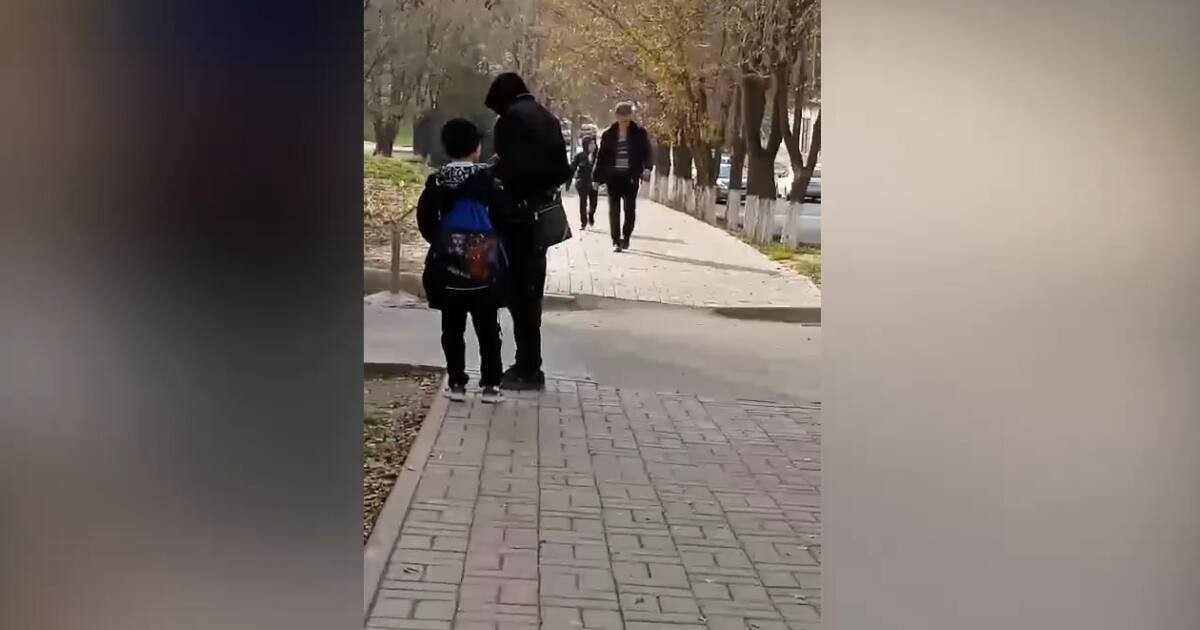Шымкентте оқушыны тонап кеткен ер адамның әрекеті камераға түсіп қалды