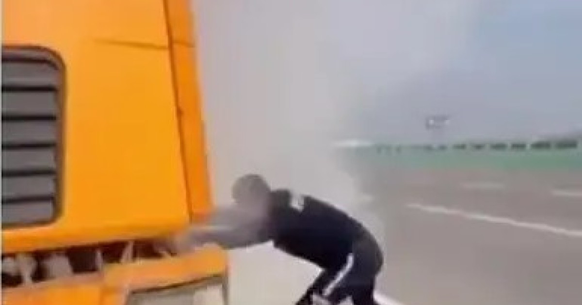 Алматы облысында тас жолда жүк көлігі өртенді
