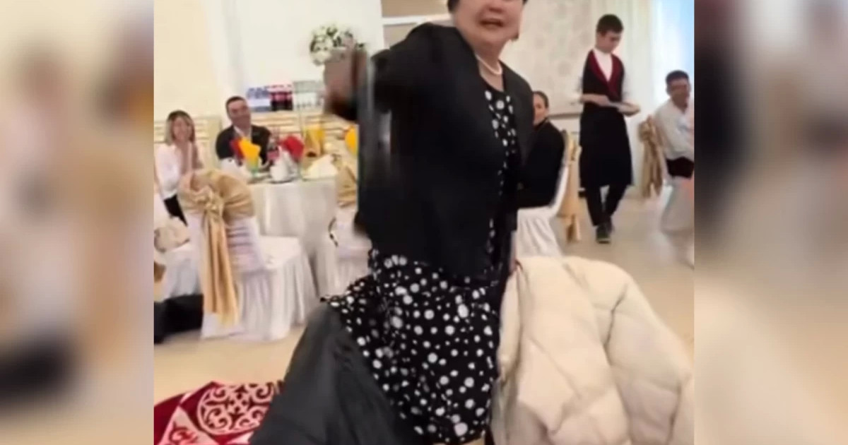 Бесікті ат қылып мінген әйелдің әрекетіне көпшілік дауласып қалды (ВИДЕО)