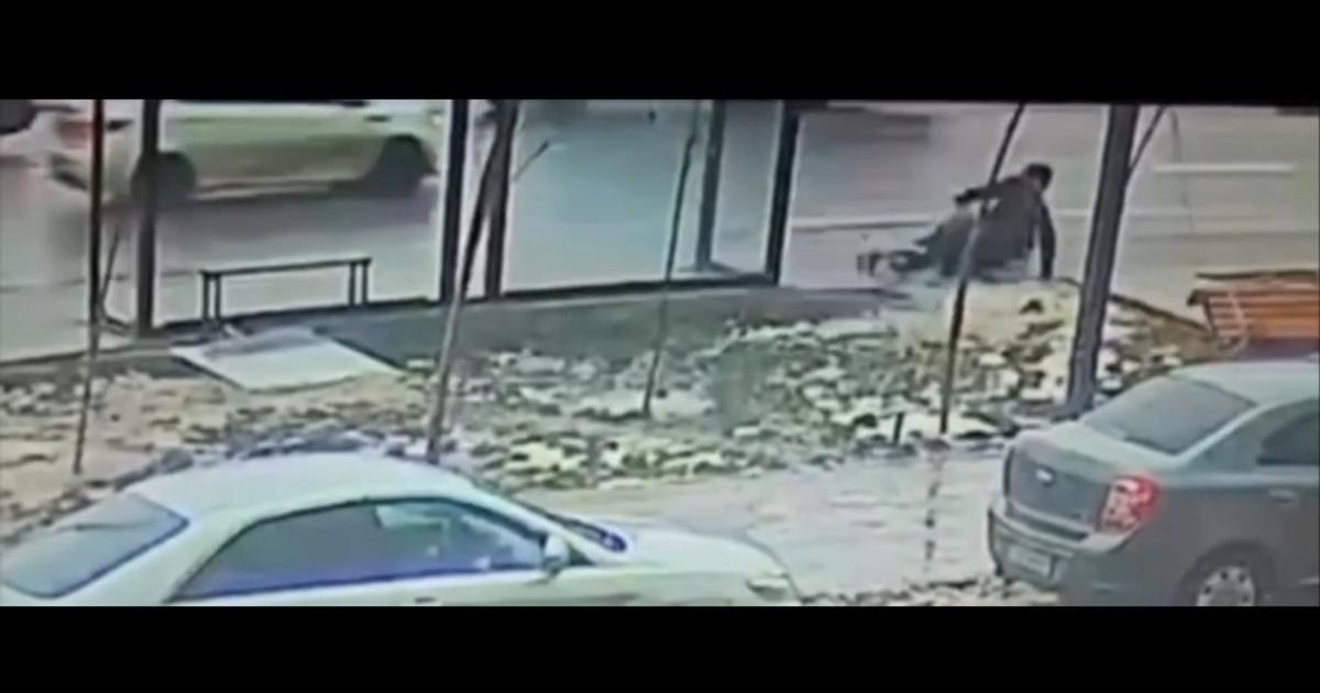 Астанада аялдама әйнегі құлап, 2 адам жарақаттанды