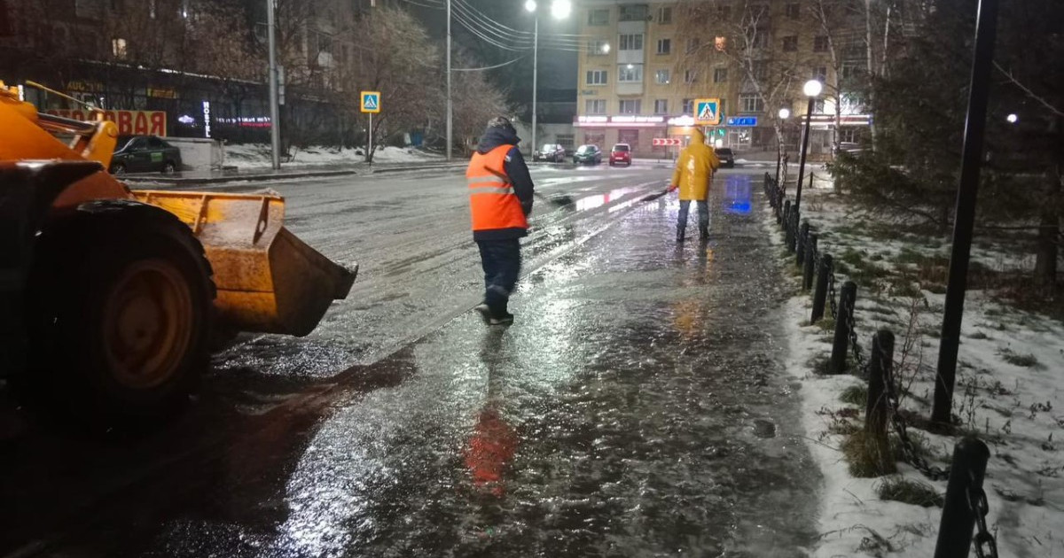 Астанада жолдар мен тротуарларға құм-тұз қоспасы себілді
