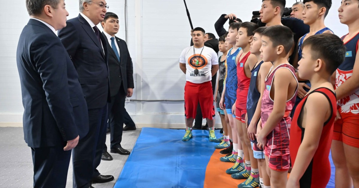Президент Ақтөбенің Саржансай ауылындағы спорт кешеніне барды