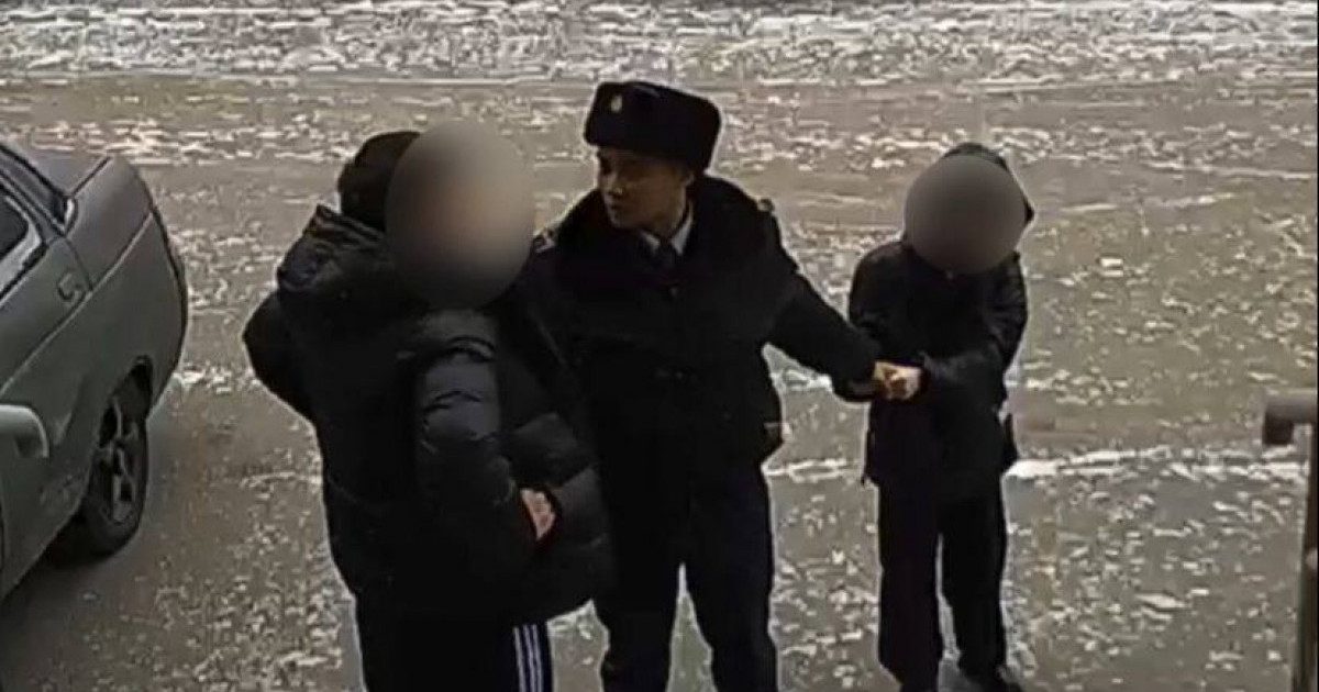 Семейде учаскелік полицей 6-сынып оқушысын мас адамнан құтқарып қалды (ВИДЕО)