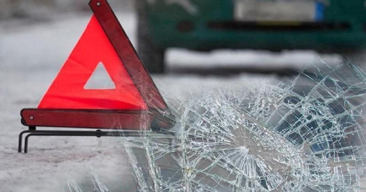 БҚО-да жол жиегінде дөңгелек ауыстырған екі адамды көлік қағып кеткен