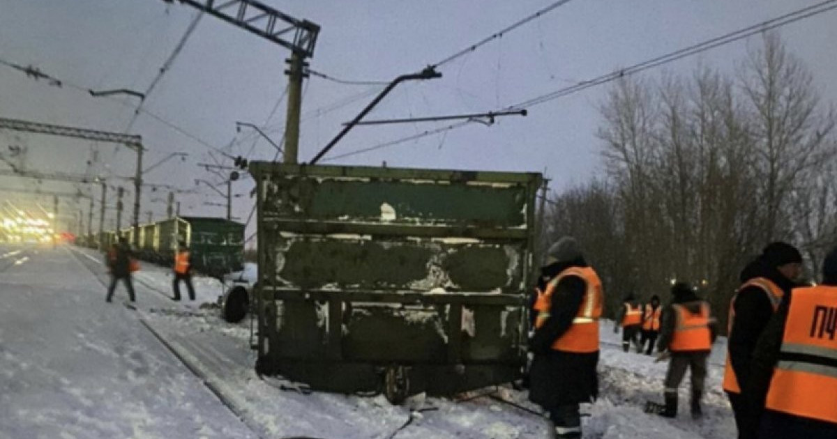 Петропавлда тепловоз бен пойыз соқтығысты