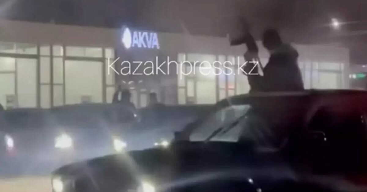 Алматыда автомат ұстап, жол ережесін бұзған жастар ұсталды (ВИДЕО)