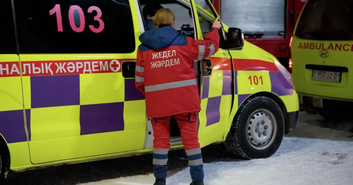Өскеменде 14 жастағы жасөспірім төртінші қабаттан құлап кетті