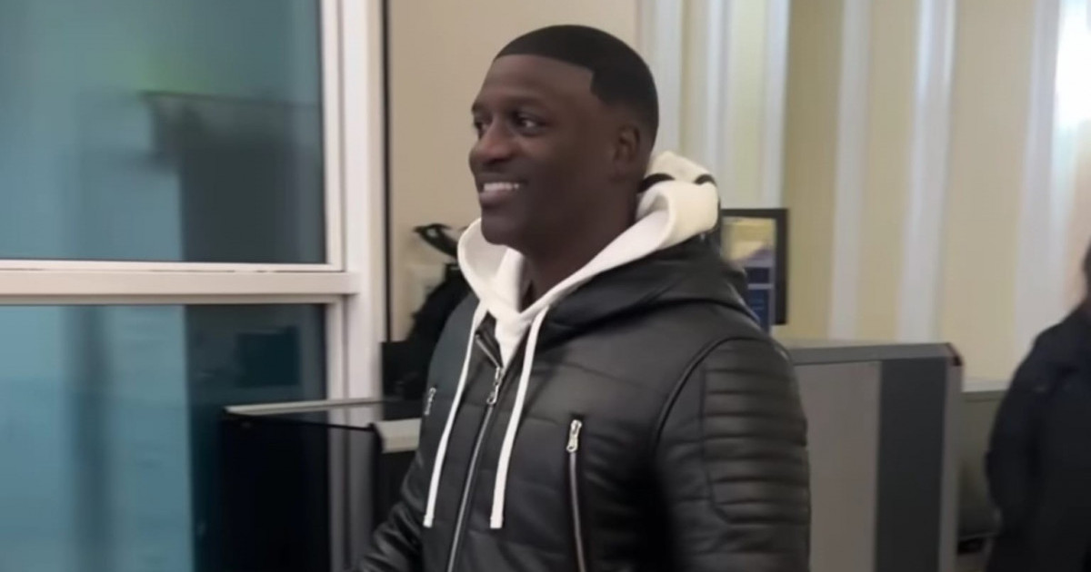 Америкалық әнші Akon Алматыға келді (ВИДЕО)
