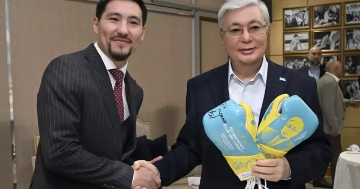 Жәнібек Әлімханұлы Президентке бокс қолғабын сыйға тартты (ВИДЕО)