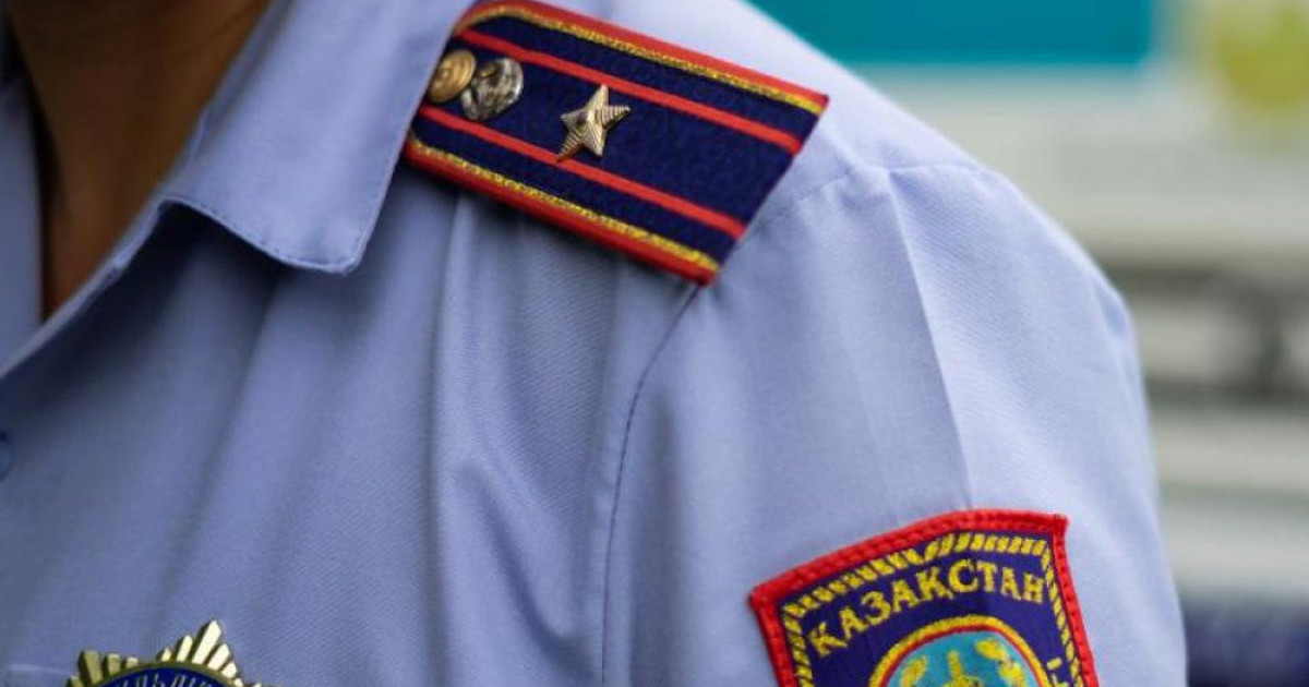 Шымкентте полицейлер аялдамада талмасы ұстаған адамды құтқарып қалды (ВИДЕО)