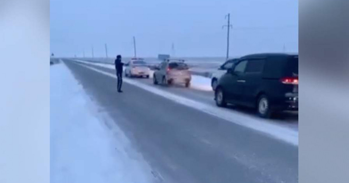 Атырауда полицейлер жол бойында қалған көліктерге көмектесті