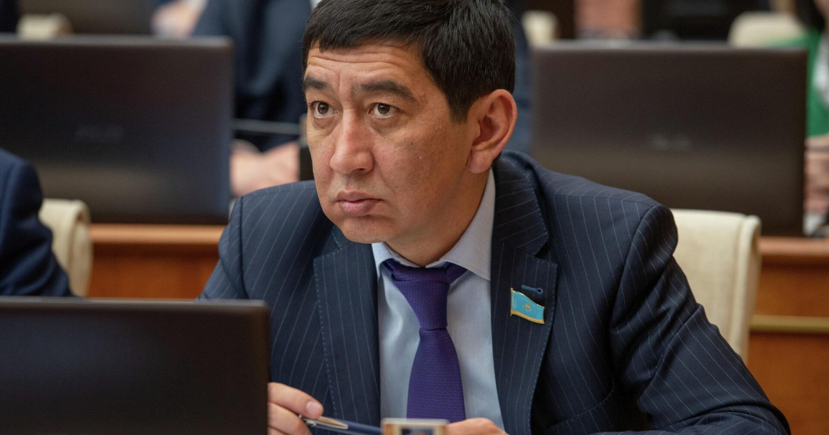 "Күштік құрылым қызметкерлері тірідей мәйіт қаздырып, азаптаған": Ринат Зайытов құқық қорғау саласындағы бассыздыққа шүйлікті