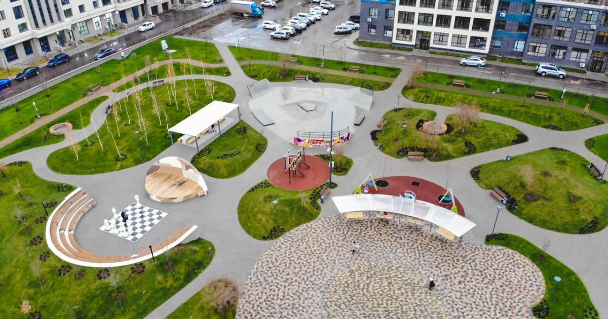 Астананың Нұра ауданында тұрғын үй кешенінің орнына екі гүлзар салынды