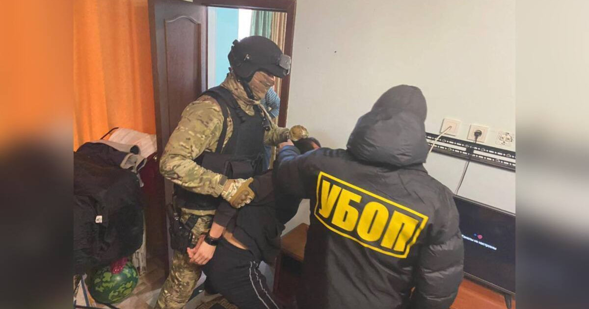 Атырауда екі ер адам шетелдікті қамауда ұстап, ақша бопсалаған