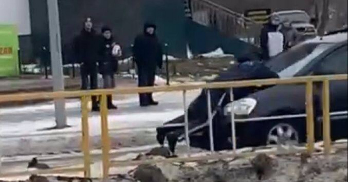 Рудныйда полицейді көліктің капотында сүйреген жүргізуші ұсталды