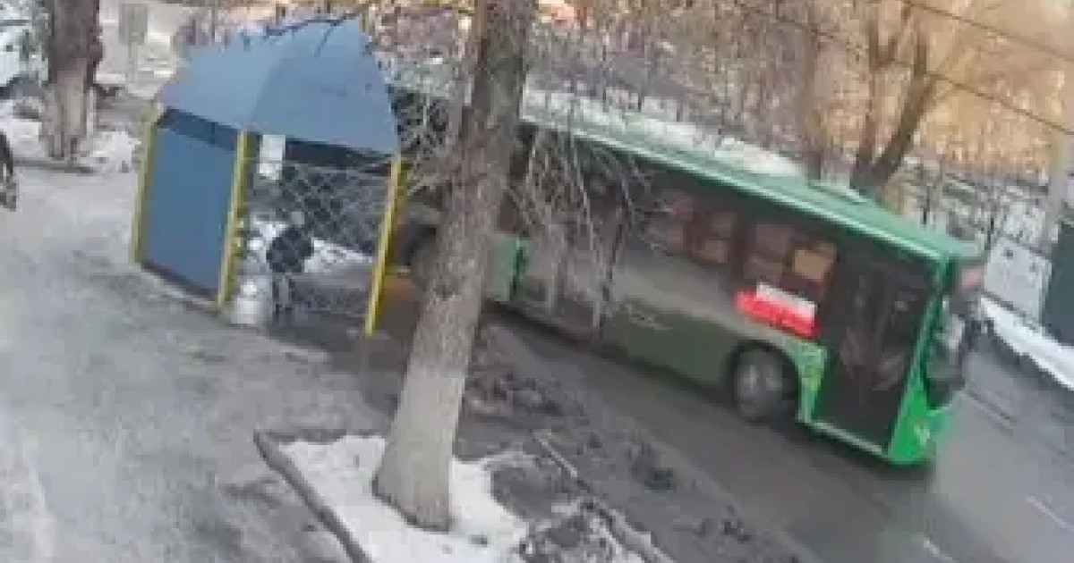 Алматы облысында мас ер адам автобусты ұрлап, жол апатына ұшырады