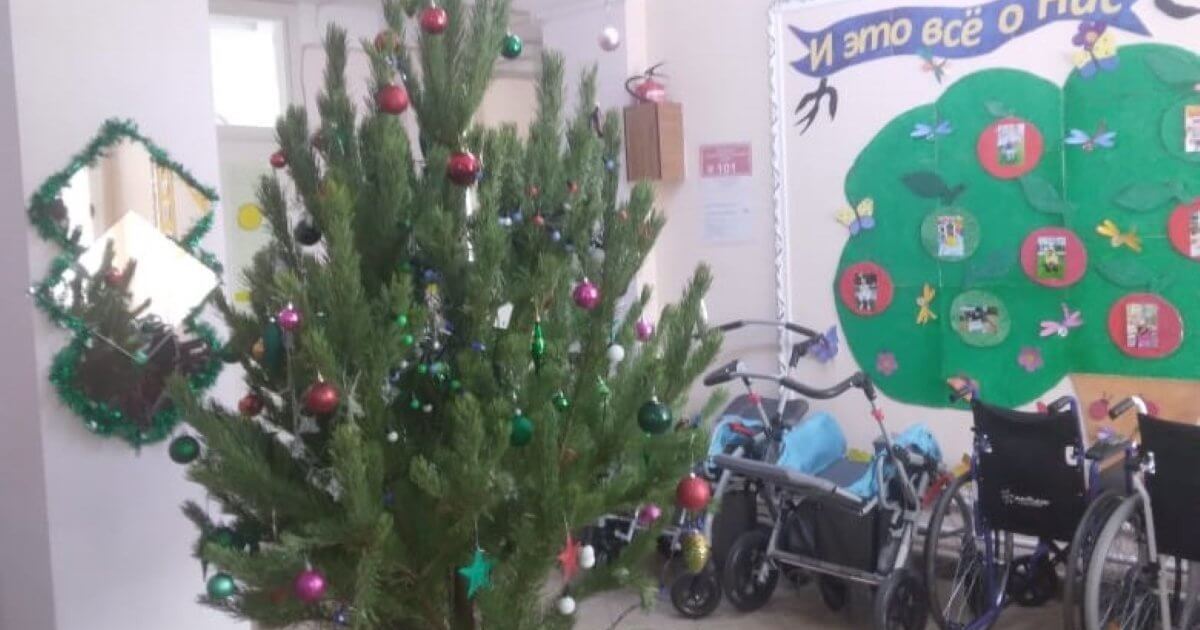 Қостанайда балалар үйіне сыйға берілген шыршаны қызметкер үйіне алып кеткен