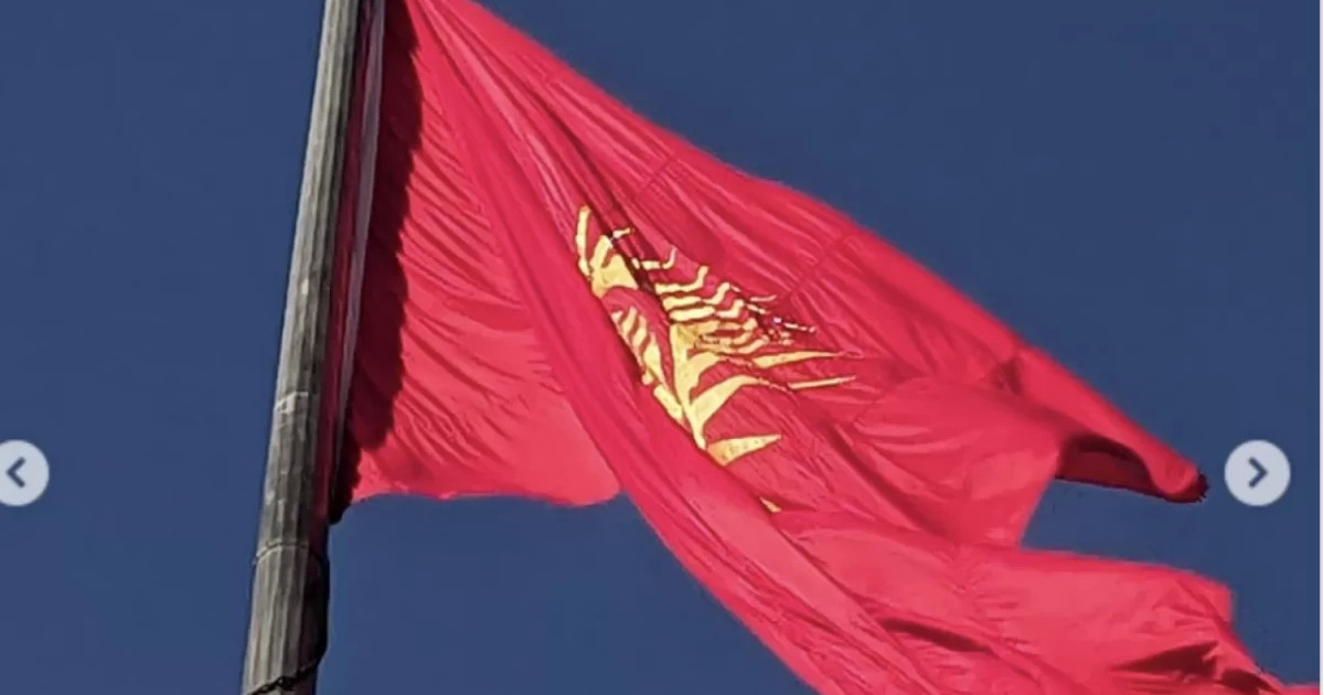 Бішкектегі бас алаңда Қырғызстанның жаңа туы көтерілді
