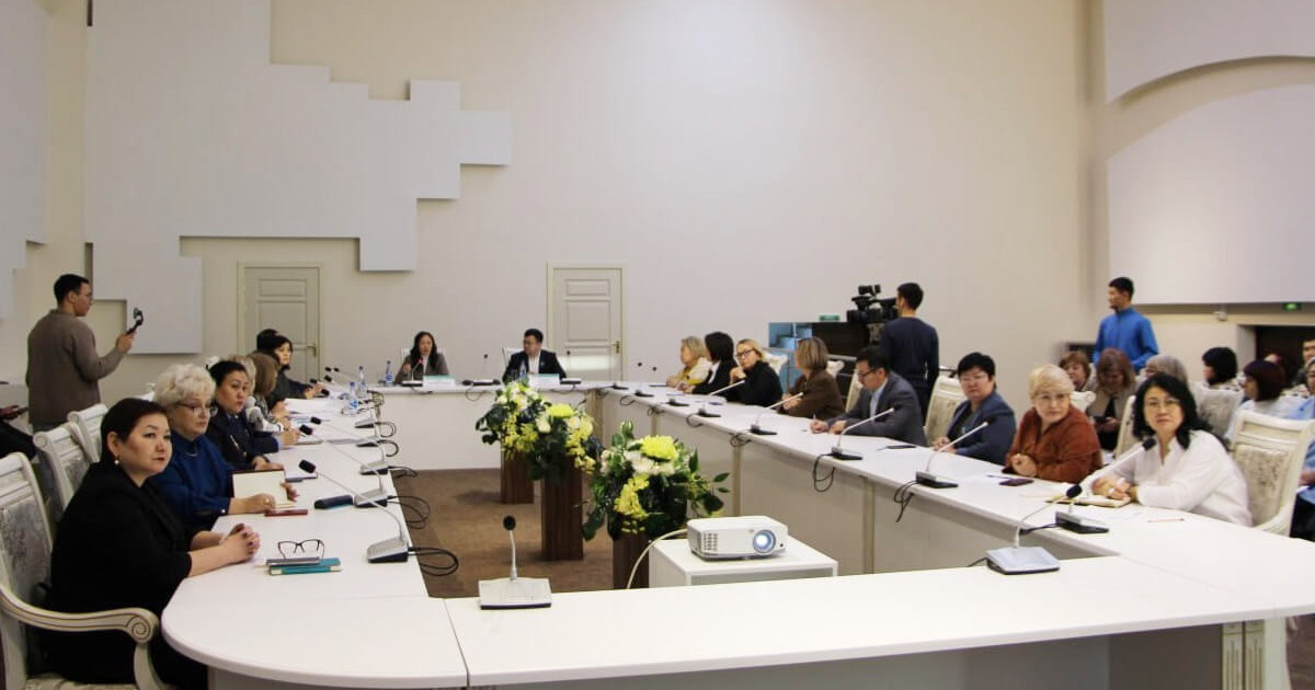 Павлодарда депутаттар кәсіби отбасыны қабылдау институтын енгізуді талқылады