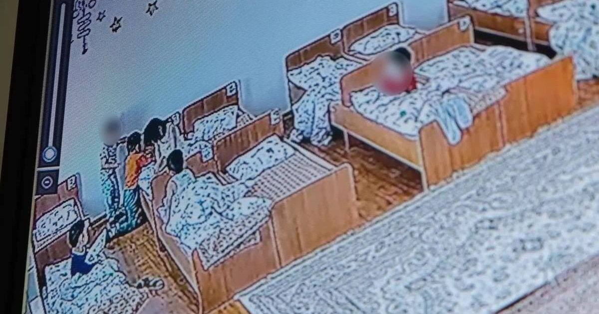 Атыраудағы балабақшада 3 жасар баланы қатарластары ұрып тастаған (ВИДЕО)