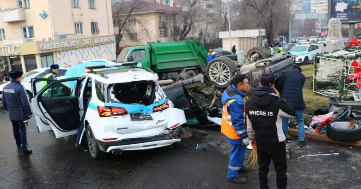 Алматыда жол апатынан полицейлер зардап шекті