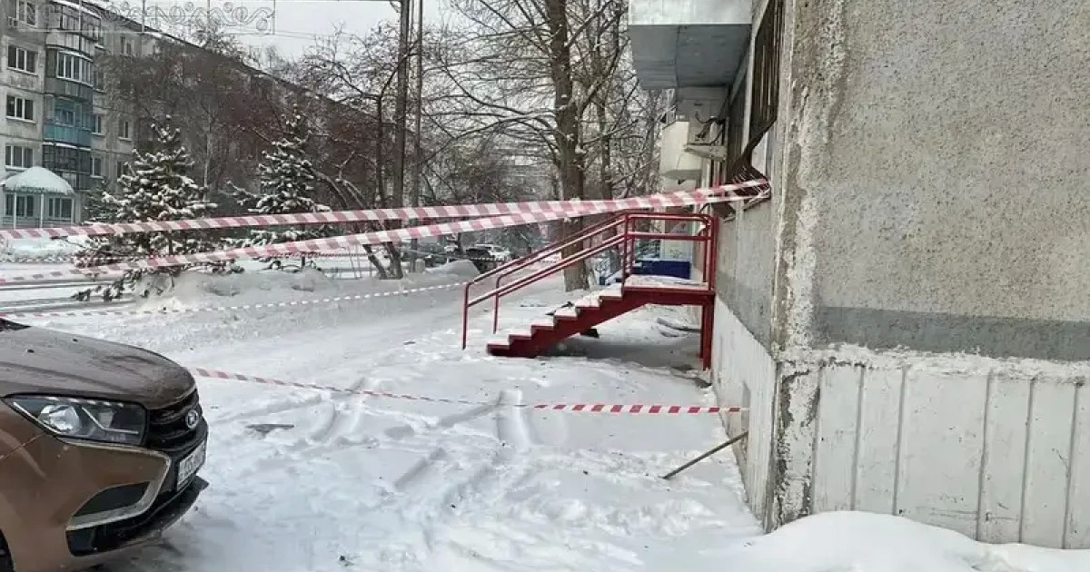Петропавлда көпқабатты үйдің шатыры опырылып түсті