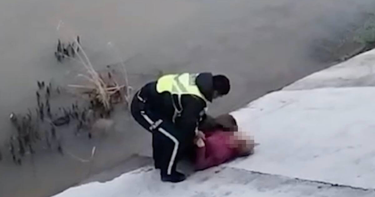 Шымкент полицейлері суға батып бара жатқан әйелді құтқарып қалды
