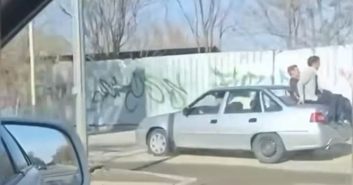 Шымкентте көлік багажы үстіне отырып көше аралаған жастарға айыппұл салынды