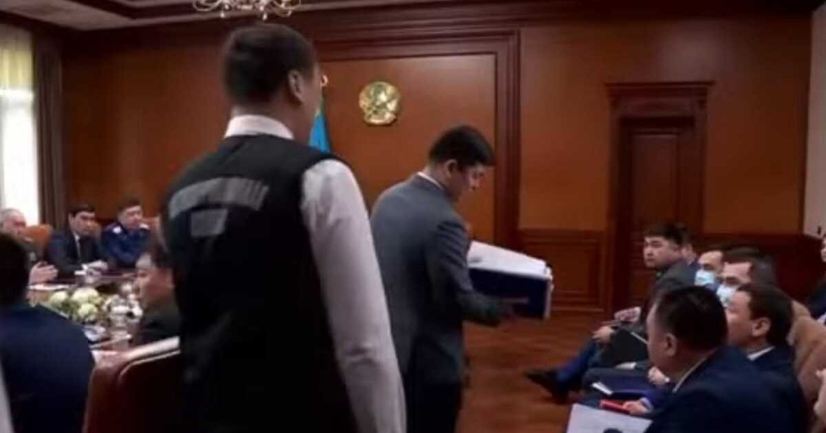 Антикор шымкенттік шенеунікті әкімдік отырысы кезінде ұстап әкетті (ВИДЕО)