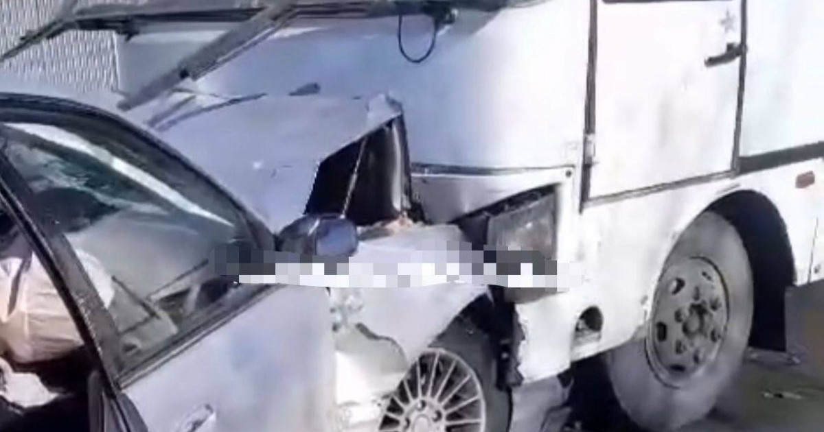 Талдықорғанда мас жүргізуші жолаушылар мінген автобуспен соқтығысты