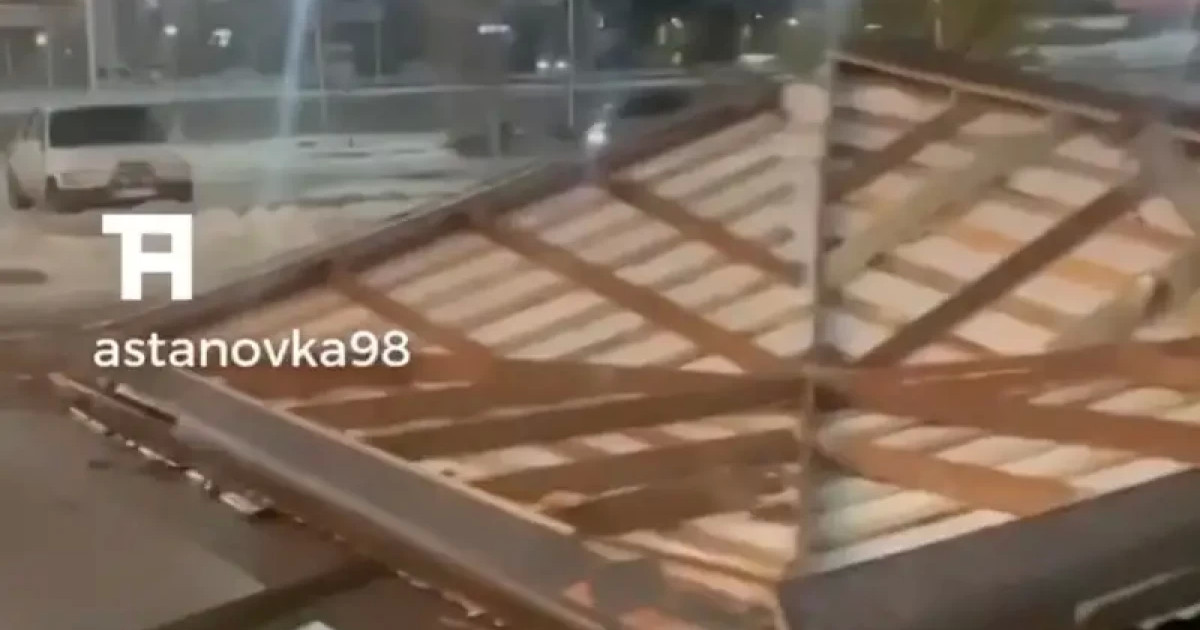 Астанада жел шағын ғимараттың шатырын жұлып әкетті