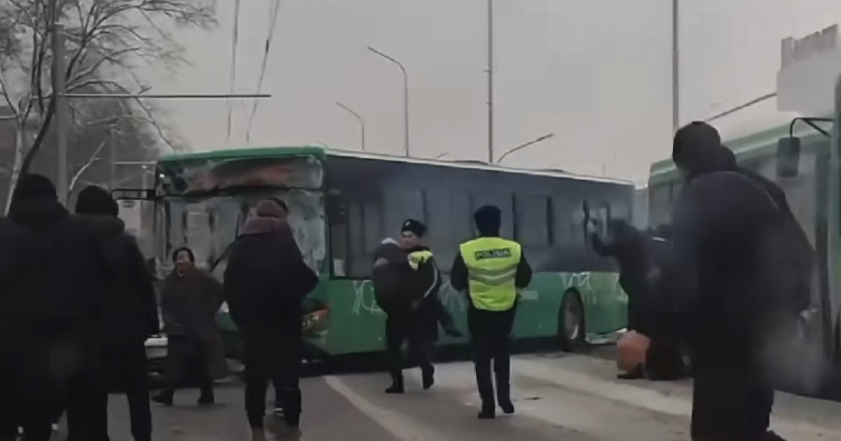Алматыда бірнеше автобус соқтығысты: зардап шеккендер бар (ВИДЕО)